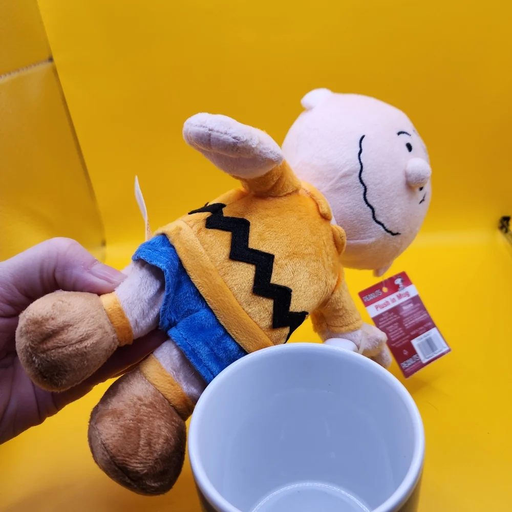 New- Christmas Peanuts Charlie Brown Plush in Coffee Cup - Picture 6 of 6